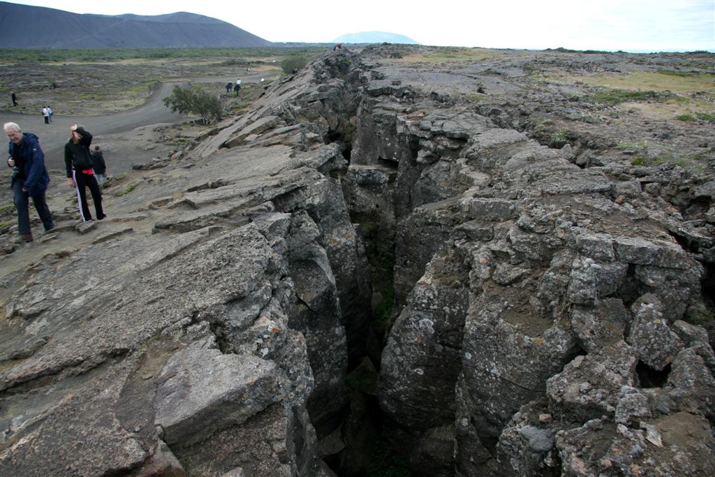 Разрыв гора. Разлом тектонических плит в Исландии. Разлом земной коры Исландия. Тополевский разлом. Разломы земной коры.