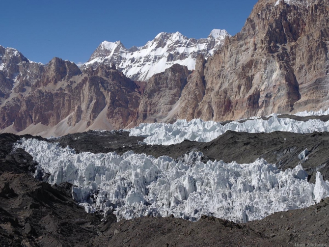По леднику Сингхи ( Singhi Glacier ). (Альпинизм, терам кангри, стагхар, кайягар, сиачен музтаг, шаксгам, каракорум, маи)