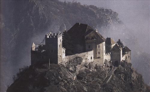 замок крепость юваль