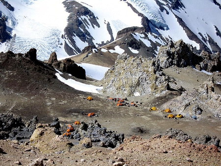 Аконкагуа: команда готовится к выходу на восхождение (Альпинизм, 7 вершин, южная америка)