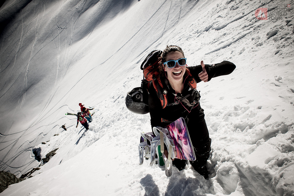 Rock skiing. Девушка на сноуборде. Девушка в горах зимой. Фрирайд девушки. Девушка фрирайдер.