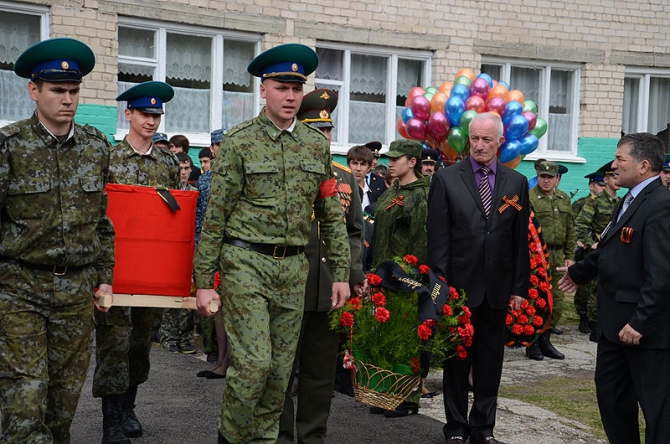 8 мая в Терсколе состоялось перезахоронение останков солдат, погибших на склонах Эльбруса во время ВОВ. (война, день победы)