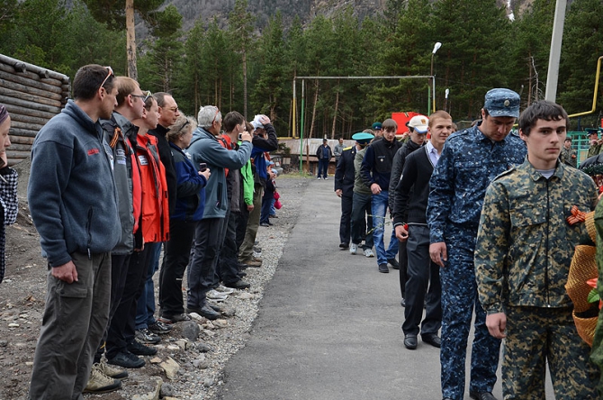 8 мая в Терсколе состоялось перезахоронение останков солдат, погибших на склонах Эльбруса во время ВОВ. (война, день победы)