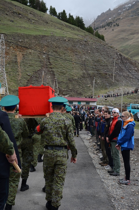 8 мая в Терсколе состоялось перезахоронение останков солдат, погибших на склонах Эльбруса во время ВОВ. (война, день победы)