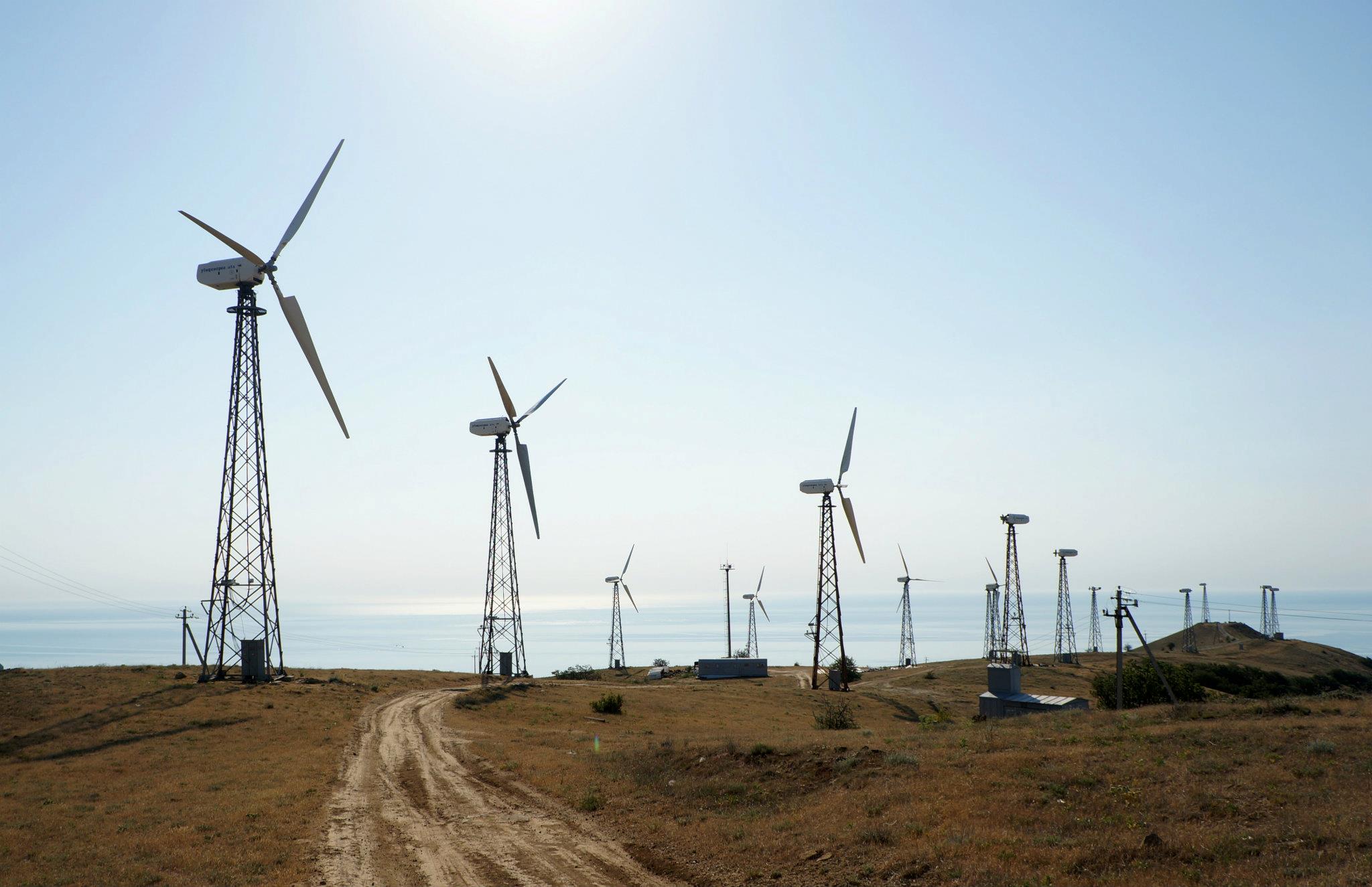 Жел станция. Ветроэнергетические ресурсы Калмыкии. Ветряки в Тарфая Марокко. Ветряные электростанции. Энергия ветра фото.