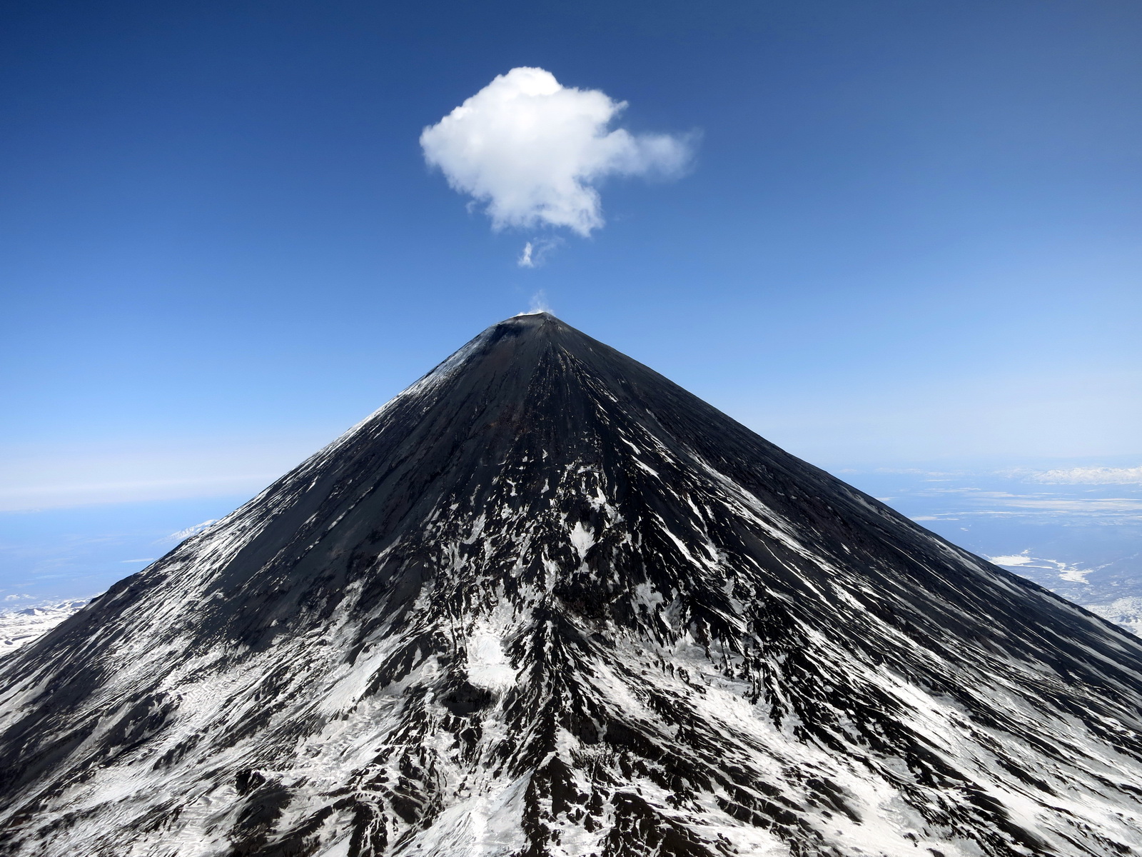 Сопка это. Вулкан «Ключевский» вулкан «Ключевский». Вулканы Камчатки. Самый большой вулкан на Камчатке. Вулкан Ключевской фото.