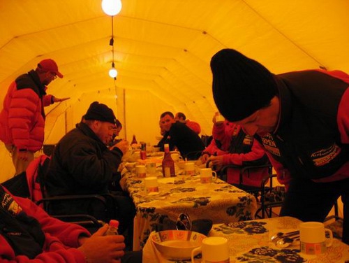 9 апреля - день освящения лагеря (Альпинизм, 7 вершин, эверест, абрамов)