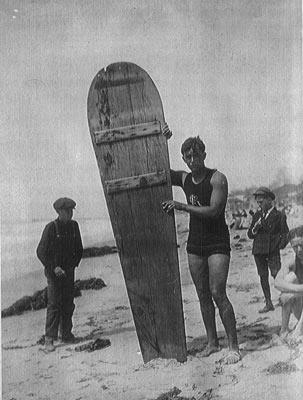 В 1907 году Джек Лондон (Jack London) полюбил серфинг на Гавайях.