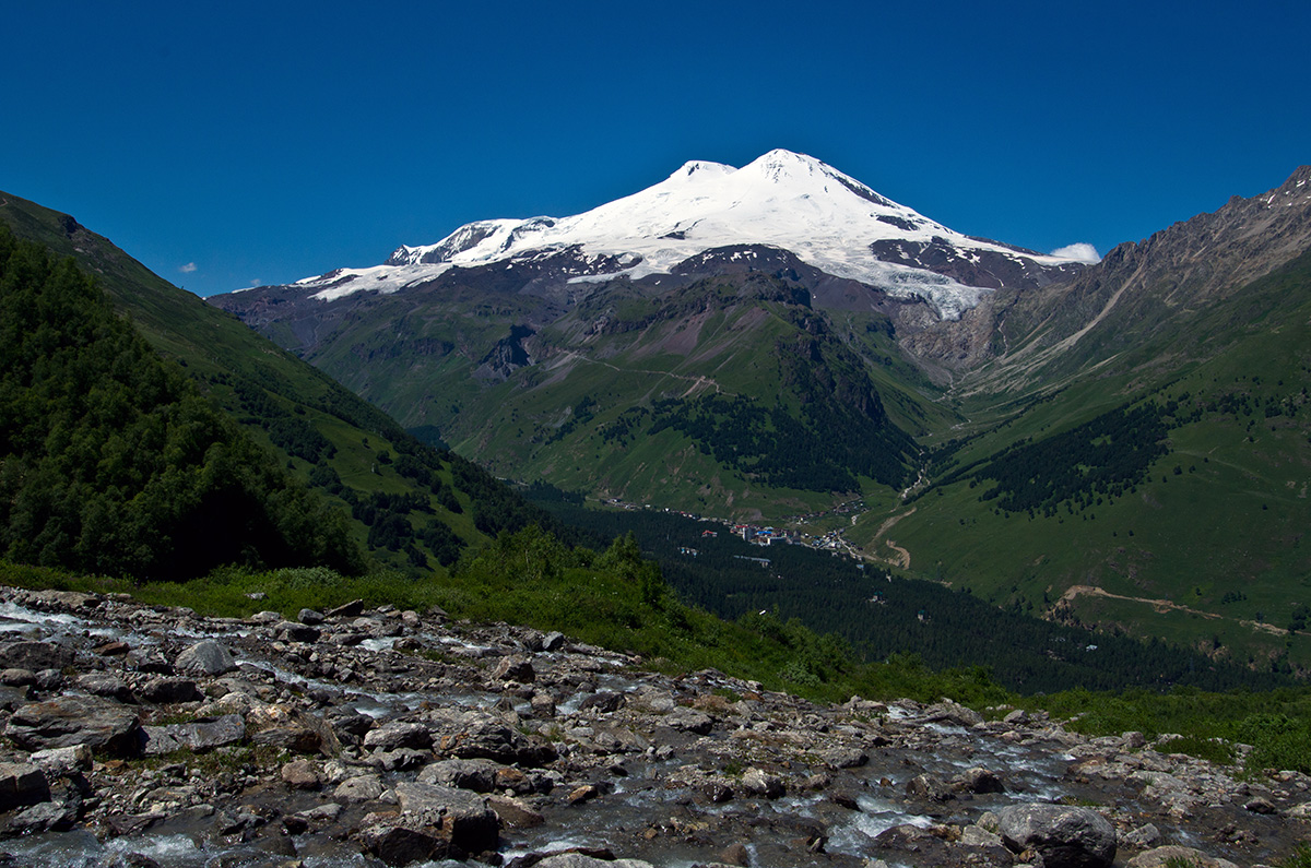 Гора эльбрус кратко. Гора Эльбрус. О горе Эльбрус. Кавказские горы Эльбрус. Кавказский хребет и Эльбрус.