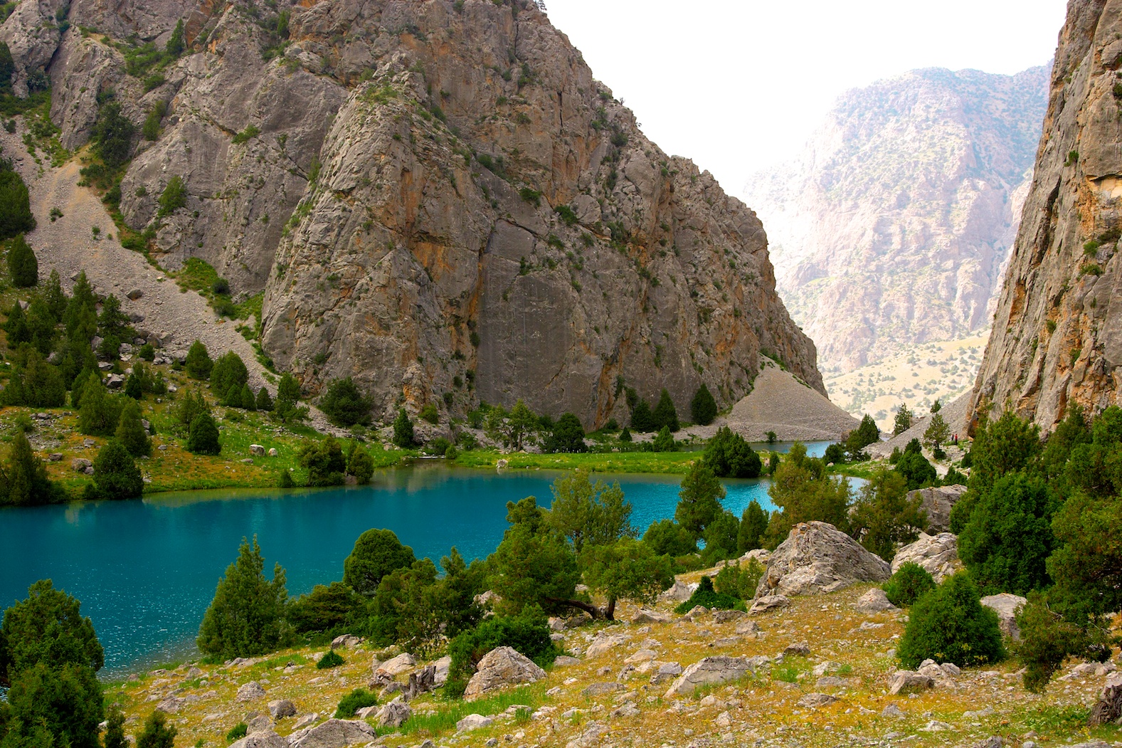 Таджикистан горы. Фанские горы Таджикистан. Фанские озера Таджикистан. Фанские горы Узбекистан. Фанские горы озеро Искандеркуль.