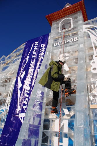 10 февраля 2013 года в Екатеринбурге на площади 1905 года фестиваль "ЛЕДОВЫЙ ШТУРМ" (Альпинизм, ледолазание)