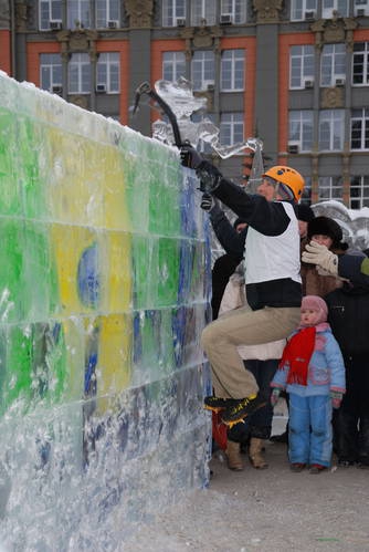 10 февраля 2013 года в Екатеринбурге на площади 1905 года фестиваль "ЛЕДОВЫЙ ШТУРМ" (Альпинизм, ледолазание)