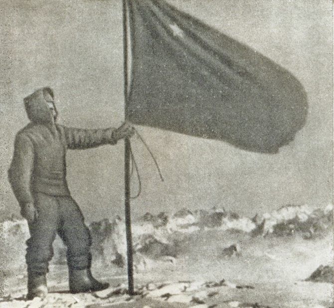 13 февраля 1943 г. На Западной вершине Эльбруса установлен флаг СССР. (Альпинизм, война на кавказе. н. гусак, а. гусев. флаги на эльбрусе)