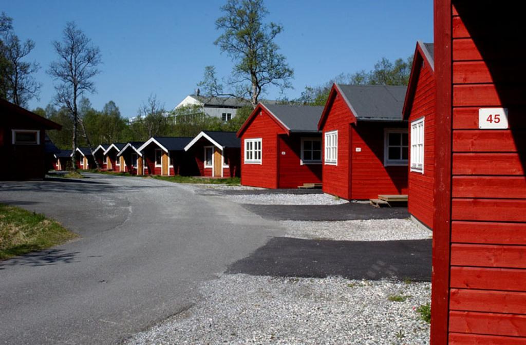 Http camping ru. Тромсё кемпинг. Moen Норвегия лагерь. Лагерь Тромсе. Лагерь деревянные домики.